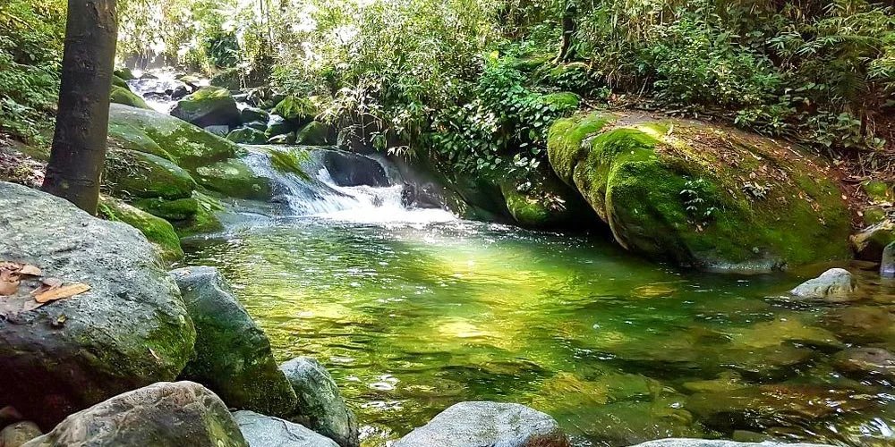 Poço das Esmeraldas Penedo RJ água verde tranquila